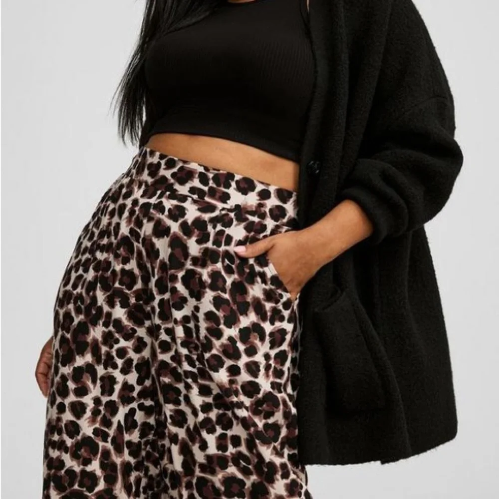 Torrid Pull-On Wide Leg Leopard Pant Size 4X-26 - Picture 3 of 6